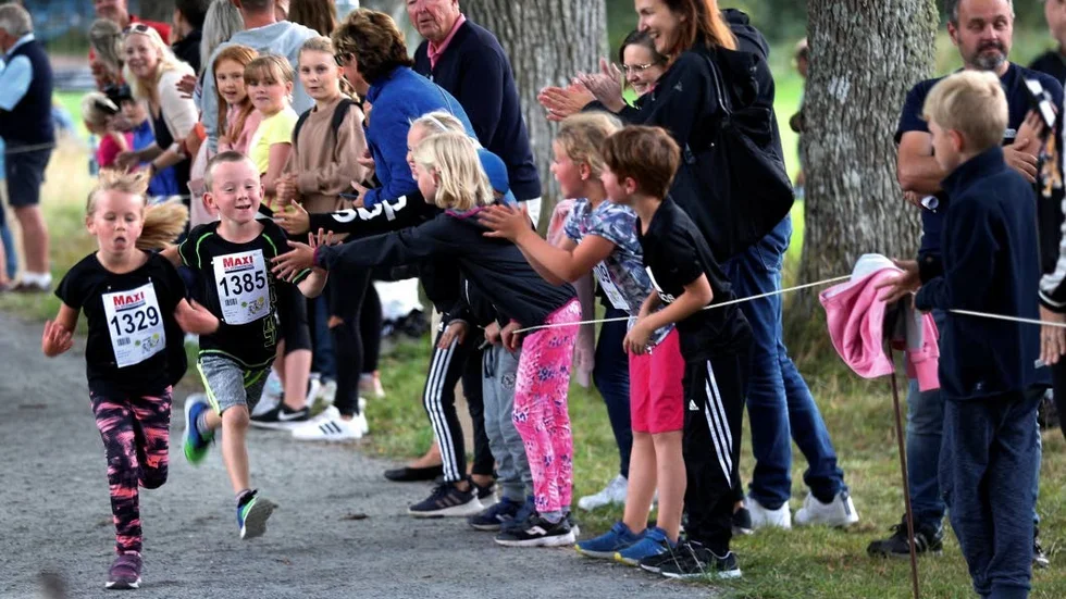 Många familjemedlemmar och bekanta samlas varje år vid sidlinjen för att heja på barnen som springer i VO-joggen.