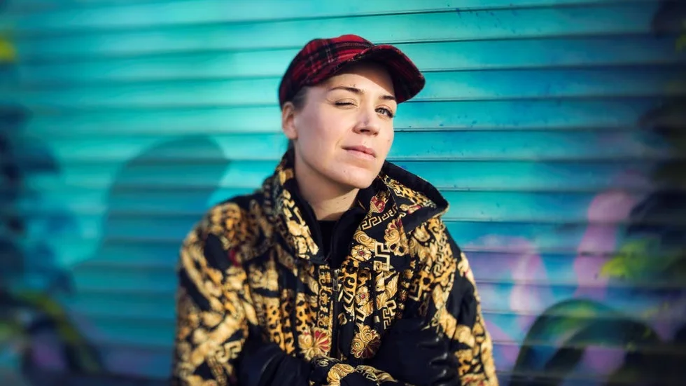 Berättare. Efter fem album på engelska debuterar Frida Hyvönen på svenska. Kvinnor och barn är en mer sparsmakad produktion än förra albumet “To the soul”. Här står pianot, stråkarna och de starka berättelserna i centrum.