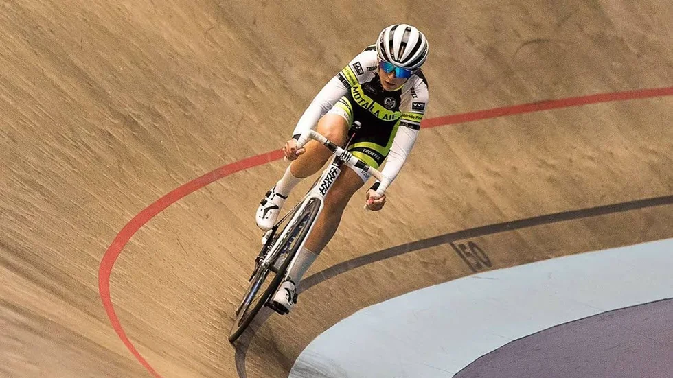 Medina Luthelius fick en strålande start i sin nya klubb, Motala AIF CK, det blev två guld och ett silver i damjuniorklassen när SM i bancykel kördes i Falun i helgen.