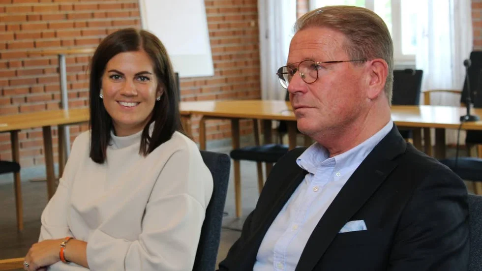 Elin Landerdahl och Harald Hjalmarsson menar bland annat att kommunens ekonomi måste stabiliseras. På måndag ska budgeten för 2020 antas i kommunfullmäktige.