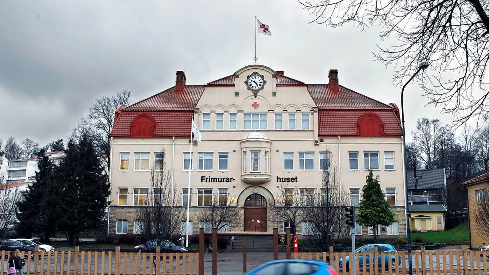 Den 62-årige mannen bröt sig in på Ria center på Källgatan i Motala. Nu har han åtalats.
