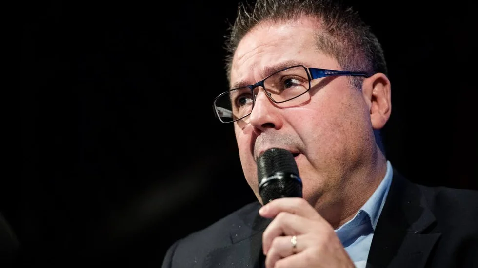 Stephan Guiance, vd för Hockeyallsvenskan, vill att licenskraven för hans klubbar lättas.