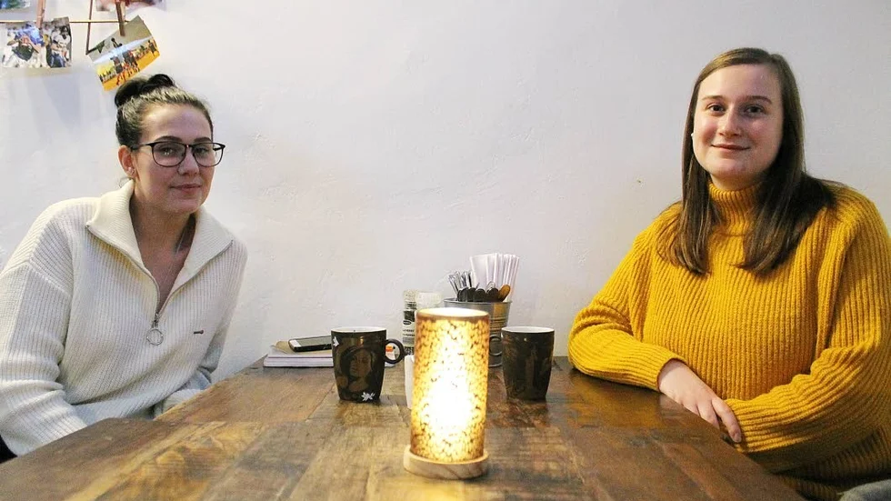 Moa Bjärestrand och Ellen Lundström är två av de ungdomar som engagerar sig för Vadstenas nöjesliv.