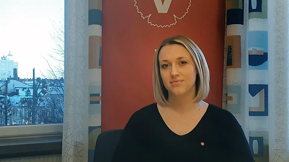Rebecca Roxvret, vänsterns t f ordförande i Motala,  menar att röster på Löfven också ska betalas med  inflytande på regeringspolitiken.