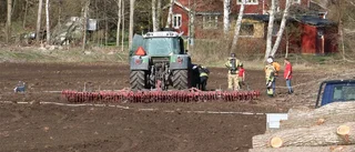 UPPDATERAD: Traktorbrand under kontroll