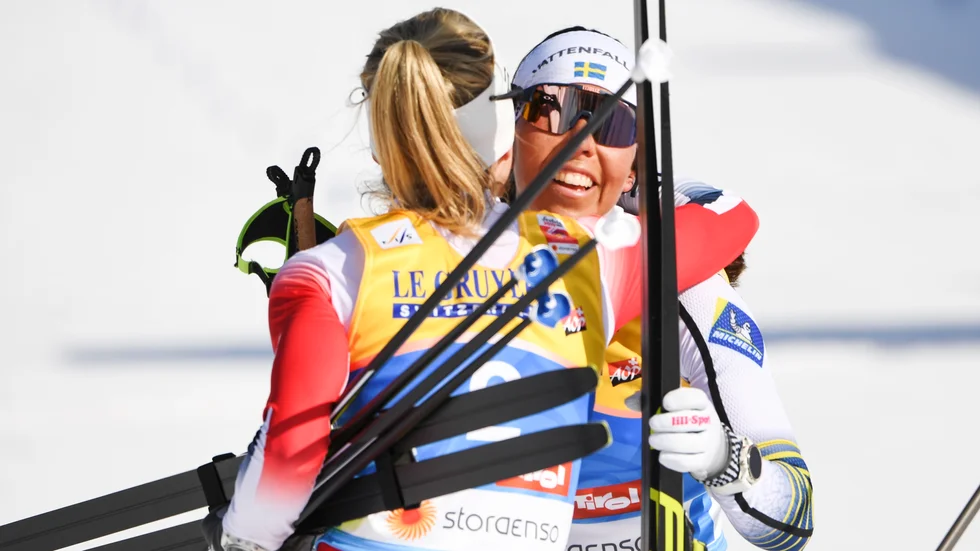 Charlotte Kalla omfamnar Therese Johaug. Arkivbild.