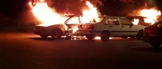Flera bilar förstörda i brand