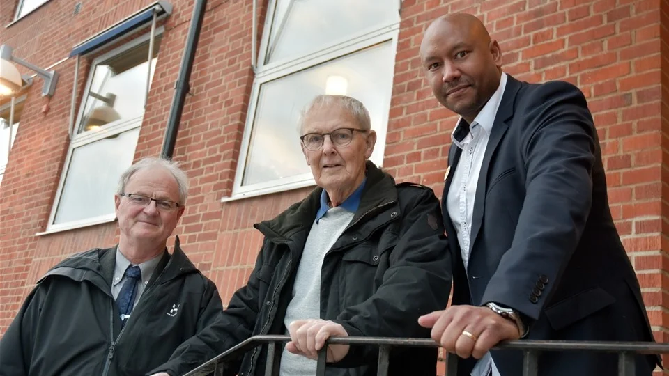 Jan Ekermann tillsammans med Alpha Keita och Lars Håkansson som arbetar med UF i dag. Foto: Carolina Fransson