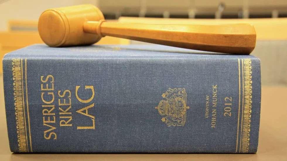 En 22-årig man har dömts för att ha pressat en kvinna från Östergötland på pengar.
