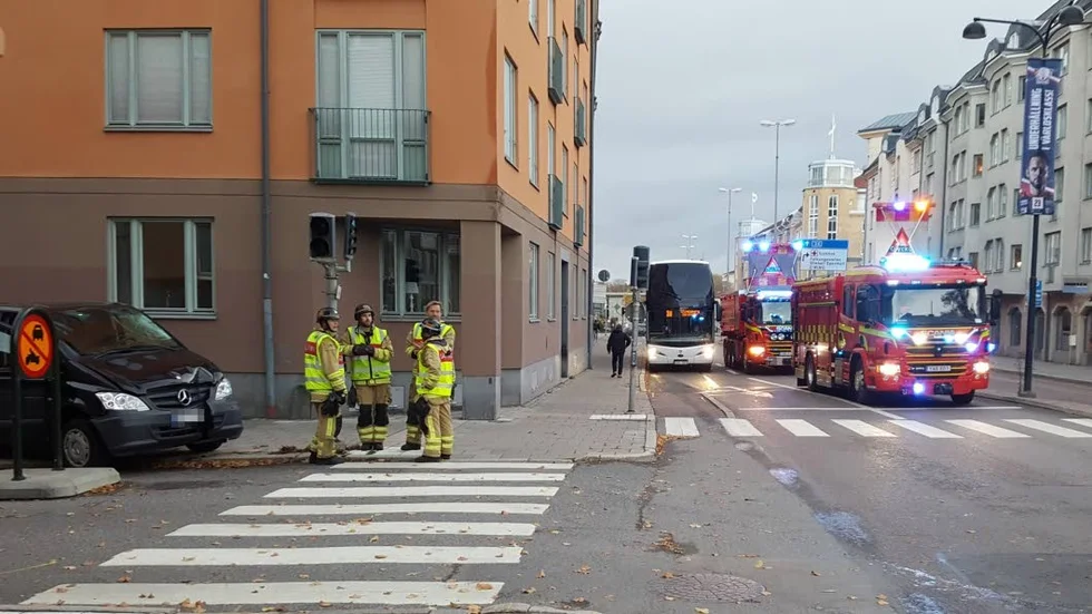 Ingen skadades i olyckan, men trafikljusen gick sönder när en minibuss krockade körde in i stolparna.