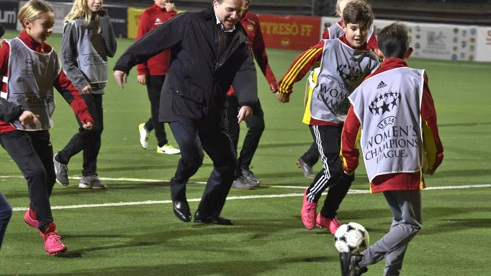 Stefan Löfven på fotobollsplanen.