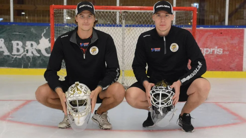 Jonathan Stålberg och Tomas Rydén. Det är Vimmerby Hockeys målvakter den här säsongen. På söndag är det premiär mot Dalen.