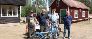 Motorcyklar i fokus i hembygdsparken
