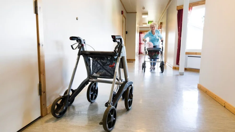 Den som jobbar i den kommunala vården ska ha rätt till heltid om man vill. Mjölby utreder fortfarande hur det ska organiseras.