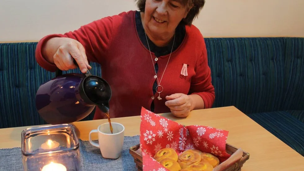 Asta Pettersson är klar med lussekatterna. Nu kan julen flytta in på Skeppet.