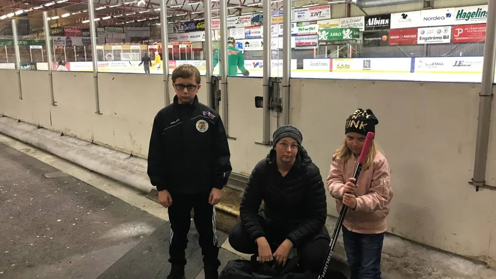 "Alicia hade väntat på att få åka till ishallen hela dagen", säger en frustrerad Linda Kronstrand. Hon fick åka hem med William, 10 och Alicia, 5, när allmänhetens åkning blivit istid för A-laget.
