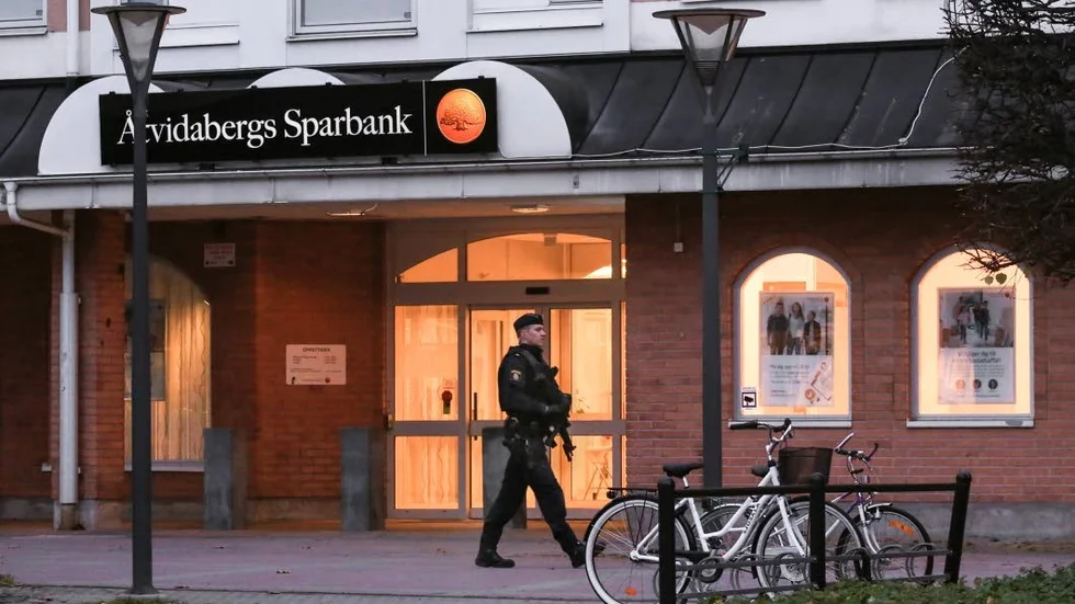 Rånet inträffade vid 14.45 på fredagseftermiddagen.