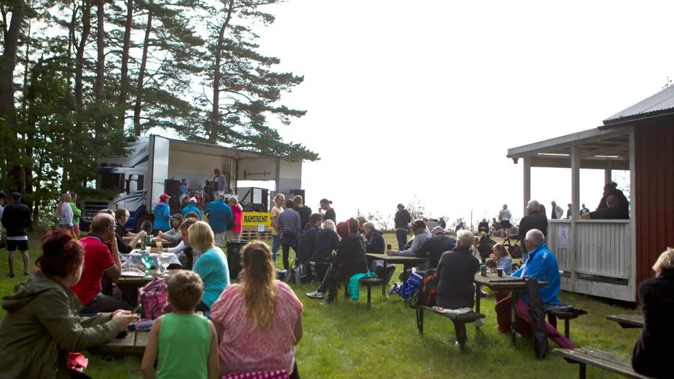 Arrangörerna uppmanar besökarna att ta med sig picknickkorgen och njuta av musiken.