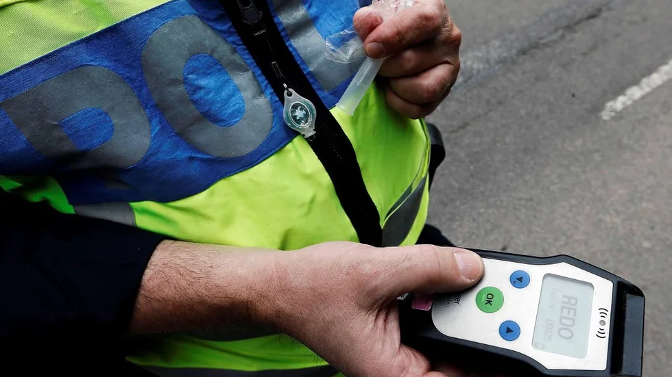 En kvinnlig bilist stoppades av polisen på Storgatan i Västervik.