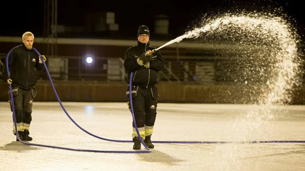 Henrik Gustavsson och Mikael Borup i färd med att spola isen på XL-Bygg arena.