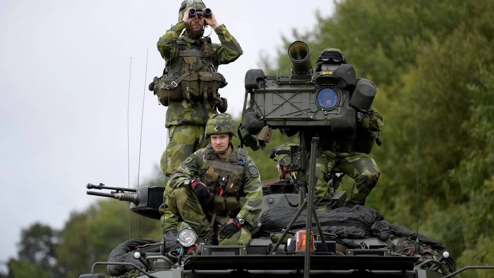 Försvaret är i akut behov av mer personal, menar skribenten.