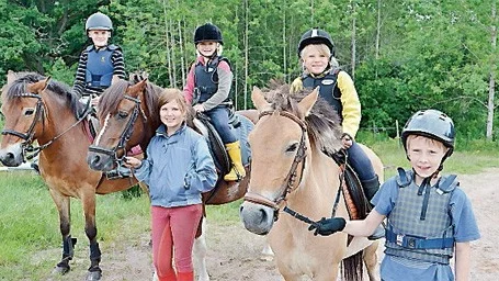Både barn och hästar har kul på ridlägret. Från vänster Gustav Olsson med hästen Nimona, Eva Byresjö med hästen Cornetto, tränaren Emma Faleryd, Lilly Olsson med hästen Ninja samt Adam Bjälesjö.