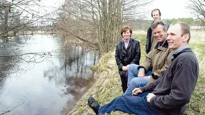 Emån ringlar fram över Mörlundaplatån i stilla tempo. Det ska den få fortsätta med, säger Anders Mörnvall, Karina Brånstrand, Erling Björkesjö och Rune Brånstrand, som i stället kommer med ett alternativ till invallning och grävning.