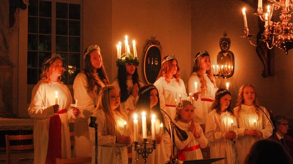 Kindabygdens Lucia Seema Qwarfordt och Lill-Lucia Märtha Storm tillsammans med sina tärnor Lovisa Strömberg, Lina Halvarsson, Oliwia Johansson, Jennifer Johansson, Amelia, Nellie, Emilia och Hilma. Foto: Erica Månsson