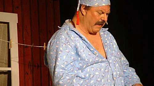 Åke Svensson har det mesta som passar inom bondkomiken, en "lagom" kroppshydda, ett minspel utöver det vanliga och dessutom röstresurser så det räcker.