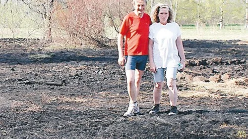Marten och Annelie Petersen står på sin nyinköpta tomt. De skulle bara elda lite skräp men det blev en hel del mer eldat innan räddningstjänten kom. Paret hade tagit hjälp av grannarna för att själva försöka släcka men utan resultat.