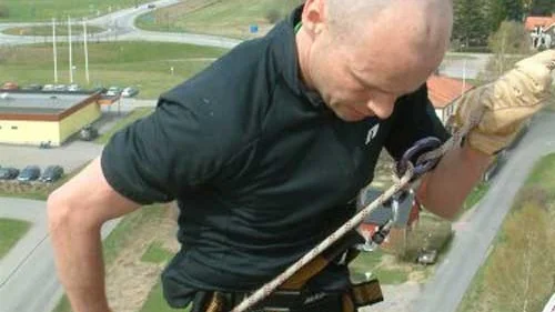 Ett av de tuffaste momenten i Naturguiden Adventure Race var när deltagarna skulle fira sig nedför silon i Rimforsa.