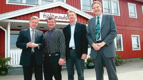 Finndomos svenske vd Staffan Lindquist, Mikael Engström, svensk investerare, Peter Stenfelt, platschef i Hjältevad och Hultsfred samt nye styrelseordförande Curt Lindblom från Finland, är mycket nöjda med företagsöverlåtelsen.