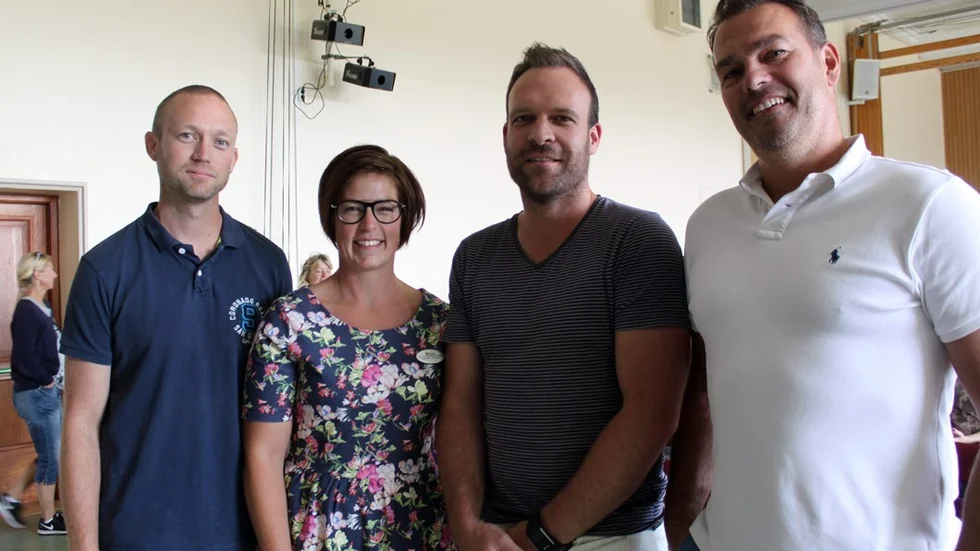 Torbjörn Bodman, idrottslärare på Astrid Lindgrens skola, Josephine Svensson, högstadierektor på Astrid Lindgrens skola och Christian Bauer, idrottslärare på Vimmerby gymnasium tillsammans med Martin Lossman, t h. Gymnasiet är redan igång med pulshöjande pass, Astrid Lindgrens skola står i startgroparna och förhoppningen är att fler skolor i Vimmerby ska haka på. Foto: Rebecca Forsgren Malmström