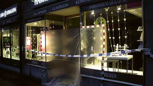 Hammargrens Ur & Optik i centrala Vimmerby länsades natten till tisdagen på si stort sett butikens samtliga klockor till ett sammanlagt värde av 300 000 kronor.