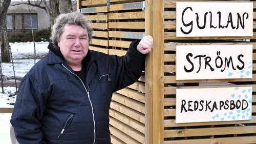 Gullan Ström, professorns företagsamma släkting, har också fått en redskapsbod uppsatt i lekparken.