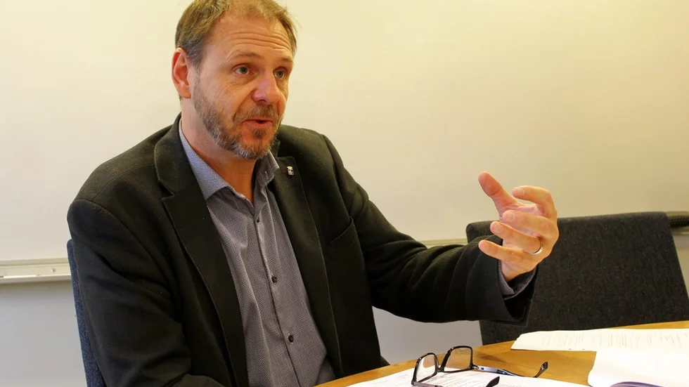 Tomas Kronståhl (S) berättar om hur han ser på att tillsätta en utredning om kommunens sätt att hantera utlämningen av dokument. Foto: Ellinor Harrysson