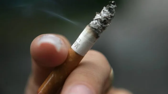 Mannen är misstänkt för att ha tryckt en cigarett i kvinnans ansikte.