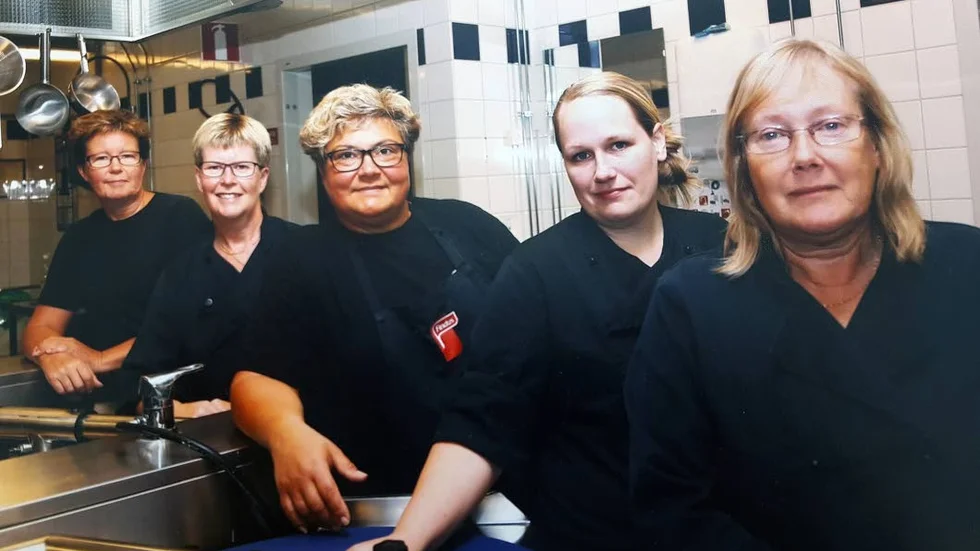 I köket: Kristina Olsson, Elisabet Nilsson, Marita Louis-Sassola , Linda Sandström och Cecilia Nilsson.