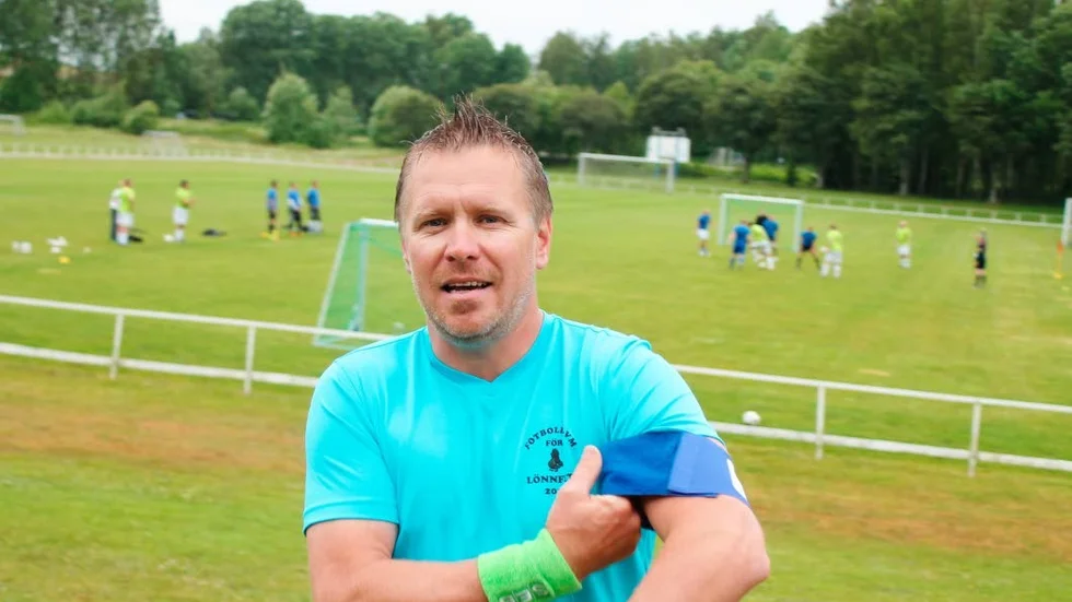 FOTBOLL OCH GOLF. Första svenska mästerskapet i golf för Liverpoolsupportrar arrangerar Kim Bergman, här på fotbolls-VM för lönnfeta, i Motala.