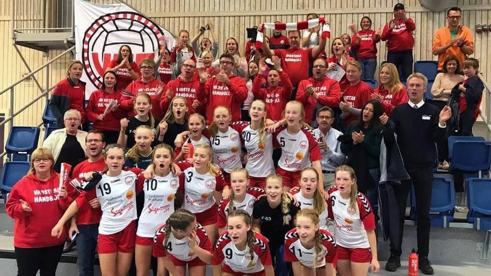 TURNÉ. Supportrar och spelare tillsammans under USM-sammandraget i Forshaga. VHF kom fyra och får spela vidare i steg två.