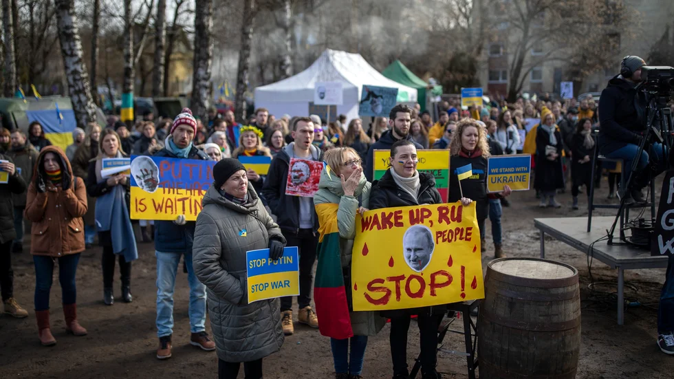 Demonstranter utanför ryska ambassaden i Litauens huvudstad Vilnius mot invasionen i Ukraina.