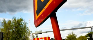 Bil vs vägskylt – två personer inblandade