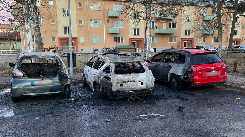 Tre bilar blev utbrända i en anlagd brand på en parkering på Bjurstorpsgatan under natten till torsdagen.
