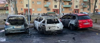 Tre bilar förstörda i brand i Katrineholm – inringare hörde kraftig explosion