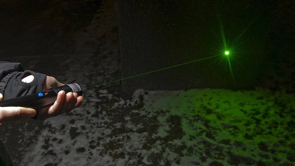 En bilförare blev beskjuten med laser under färd. Han lyckades memorera platsen varifrån strålen kom. Polisen kunde därefter beslagta laserpekaren på en adress. (Genrebild).