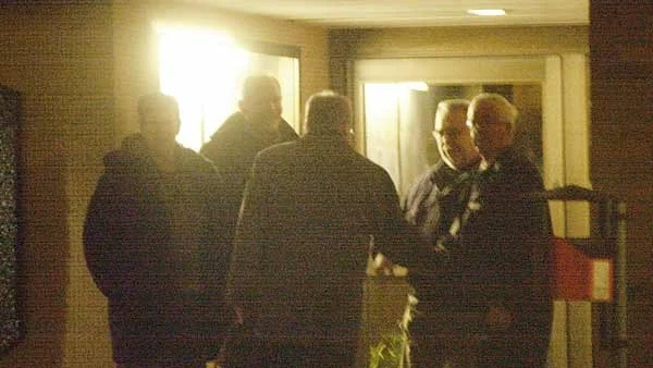 På onsdagskvällen samlades Vimmerby-moderaternas styrelse för att bland annat diskutera den uppkomna situationen: fr v Anna Maria Lyngstad, Pär-Uno Svensson, Tomas Petersson (ryggen mot kameran), Bertil Sjöholm och Sten Strandberg. Flera styrelseledamöter saknas på bilden.