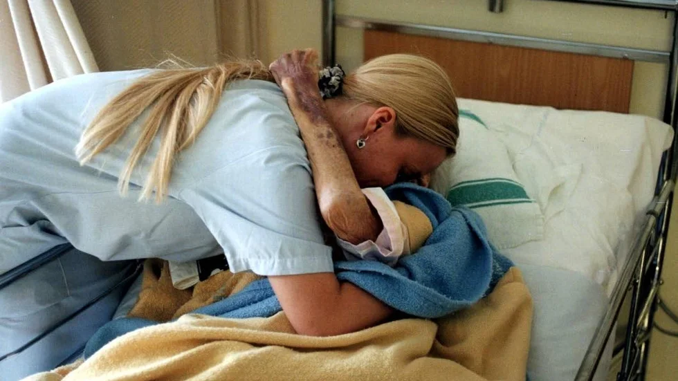 Arbetsuppgifter. "Kan det verkligen vara rätt att en högutbildad sjuksköterska ska hjälpa patienter till toaletten, utrusta med kläder, bädda säng" frågar signaturen "Sofia, patient".