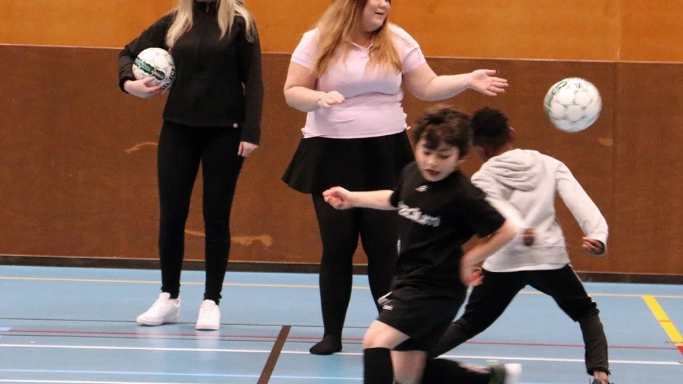 Nathalie Strande och Sara Johansson har tagit sig an de unga spelarna i det blivande FP 9-laget och siktet är inställt på fotbollsmatcher till våren.
