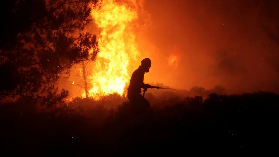 Varmt väder och torrt gräs gör att brandrisken nu är stor i hela Östergötland.