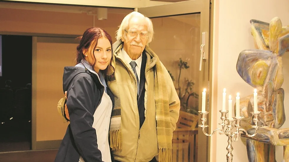 Lennart Larsson är en trogen musikfantast som under alla sina 93 år försökt att gå på musikföreställningar som anordnas. Efteråt ska han kontakta sin vän i Amerika för att höra vad han tyckte om operaföreställningen. Här tillsammans med Kaisa Dahlberg från Gölhult, som inspirerades av Lennarts historier. Foto: Julia Nilsson